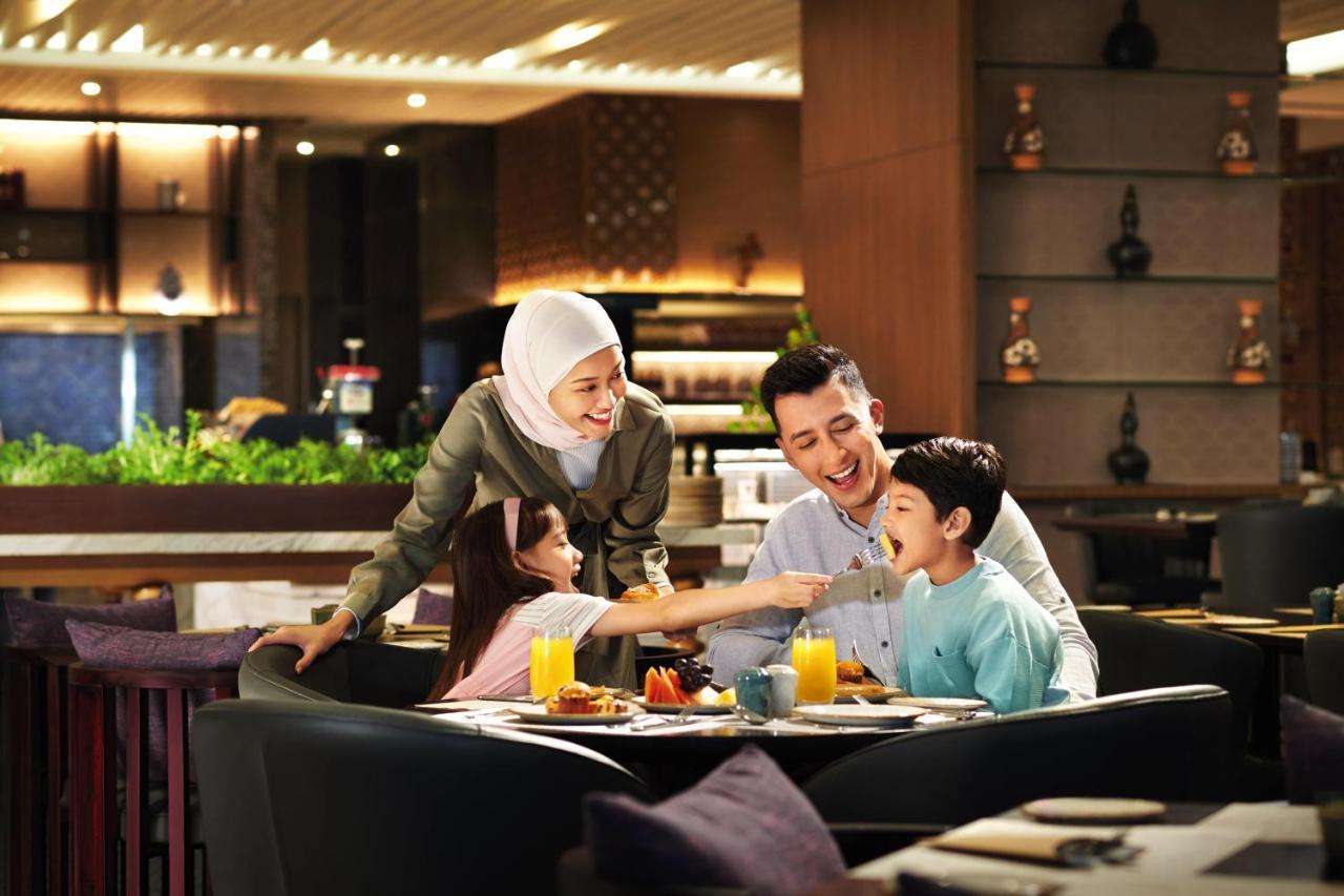 Doubletree By Hilton Shah Alam I-City Esterno foto Family dining at the hotel